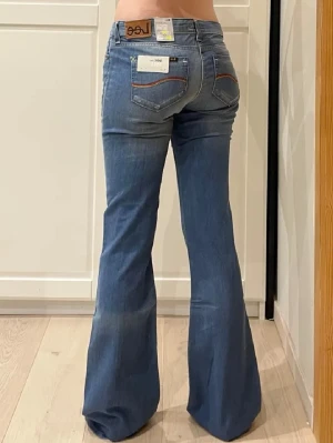 Jeans - Midjemått 41. Innerbenslängd 85❤️ tjejen på bilden är 169