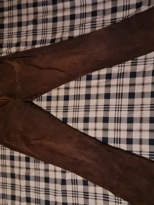 Bruna manchesterbyxor från Boomerang - Snygga bruna manchesterbyxor från Boomerang med klassisk rak passform. Byxorna har tydlig manchesterstruktur och är perfekta för dig som gillar en retrostil. Materialet är mjukt och ger en skön känsla. Perfekta att matcha med en hoodie eller stickad tröja.