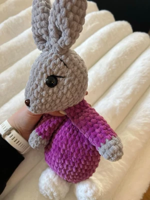 Grå kanin i lila klädsel snuggle - Detta säljer jag åt min kompis som har virkat denna fina fina gråa kanin med lila klädsel, huvudet, armarna och fötterna är stoppade men inte magen så det blir en snuggle😊🫶🏼