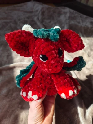 Jordgubbs drake - Handgjord virkad drake i mjukt rött plyschgarn med broderade ögon som letar efter sitt nya hem. Perfekt som dekoration eller gosedjur. ♡45cm lång