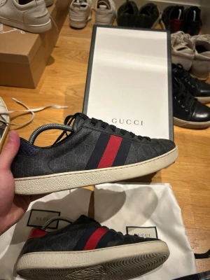 Gucci ace skor  - Säljer dessa galet snygga Gucci ace! Är nästintill nya! Skick 9/10 nypris ca 7000kr Hör av dig vid eventuella frågor. size uk 7