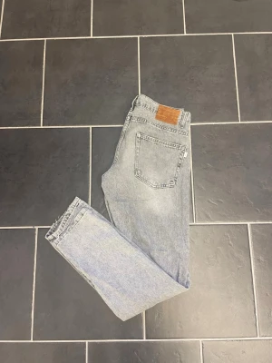 Gråa Jeans - Gråa Jeans igen Jack & Jones                                               Storlek 28/32