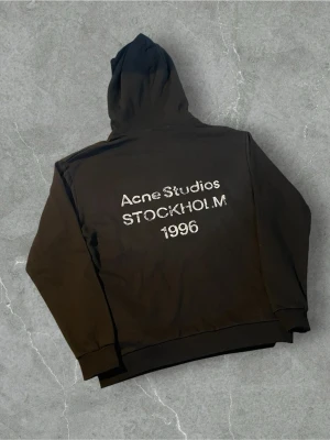 Svart hoodie Acne Studios | S/M - Osäker på autenticitet därav priset! hoodie från Acne Studios med tryck på ryggen där det står 'Acne Studios STOCKHOLM 1996'. 