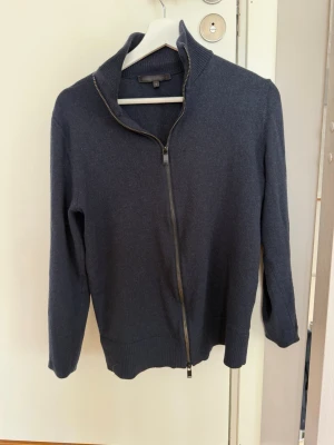 Mörkblå fullzip  - Mörkblå fullzip tröja i 100% merino ull. Grymt skick, inga defekter. Storlek S. Priset ej hugget. Hör gärna av er vid vidare funderingar.