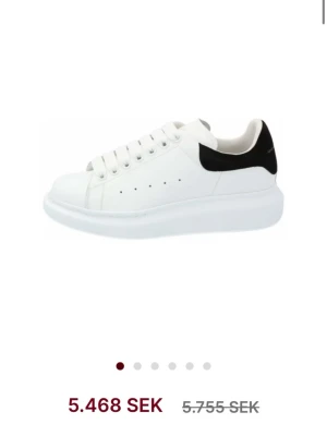 Alexander mcqueen skor - Säljer dessa sneakers från Alexander mcqueen då de ej kommer till användning av mig då jag har många skor jag hellre använder🫠❤️
