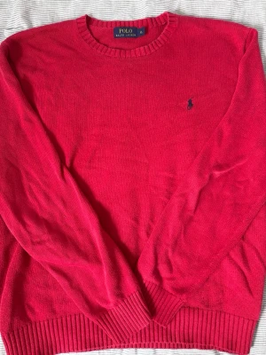 Ralph Lauren Sweater - Stickad tröja från raffeee, använder aldrig längre, as skön i storlek XL men sitter mer som L. Tveka inte o skriv för frågor etc 🎶🎶🎶✨