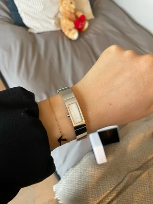 Snygg silverfärgad DKNY klocka - Stilren och modern klocka från DKNY vintage klocka. Aldrig använd och säljs inte längre 💞