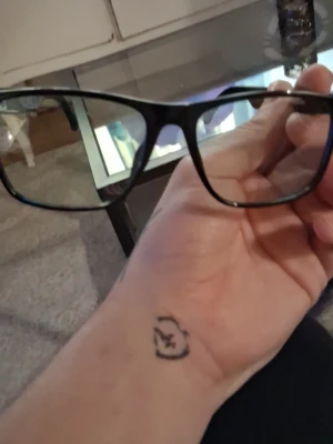 Svarta AI glasögon med rektangulära bågar - Snygga svarta glasögon med rektangulära bågar i plast. Stilren och modern design som passar till många olika looks. Perfekta som accessoar för att lyfta din outfit. AI glasögon kan prata lyssna på Spotify eller prata med chatgpt.