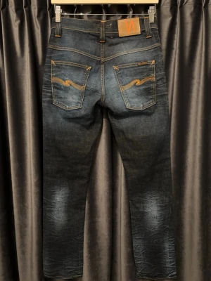 Nudie jeans - SLIM FIT - Nudie jeans - skick 8/10, fint skick! - modell: Thin Finn - storlek 28/32, kan även passa w27, passar perfekt slim för w27/w28 - skulle uppskatta att dom passar perfekt på någon som är runt 175, och väger runt 55 - EXTREMT FET WASH - hör av er vid frågor🤝