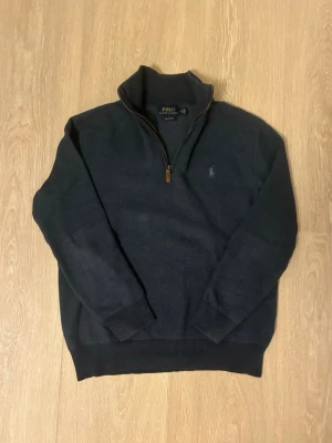 Mörkblå halvzip från Polo Ralph Lauren - Äkta 🎗️🚀/ Nypris: 2599 (careofcarl) / Storlek M men passar mer S / Mörkblå tröja från Polo Ralph Lauren med halv dragkedja och ståkrage. Tröjan har broderad logga på bröstet och är tillverkad i mjuk bomull. Perfekt för lager-på-lager och snygg till jeans.