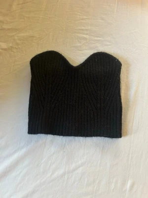 Svart stickad bustier topp - Säljer en stickad tubtopp från shein, den är fin på men lite kort💗