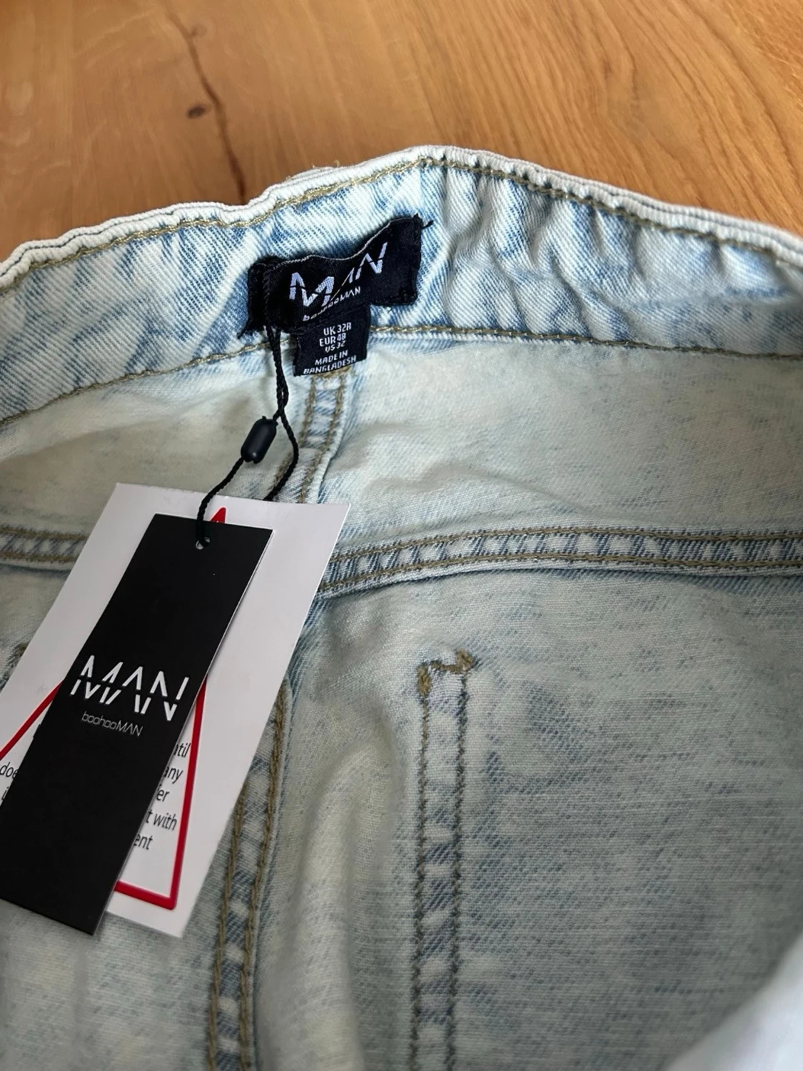 BOOHOOMAN Ljusblå raka jeans med hög midja - 2