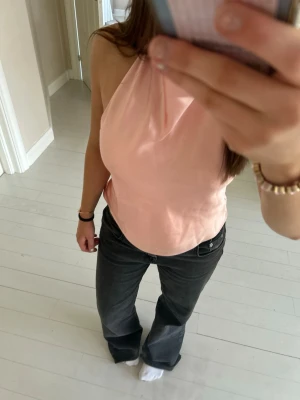 Rosa satin blus  - Super fin satin blus öppen i ryggen Zara som jag har sytt fast knapparna så att de sitter ännu mer ordentligt. Använt några gånger men ändå bra skick!