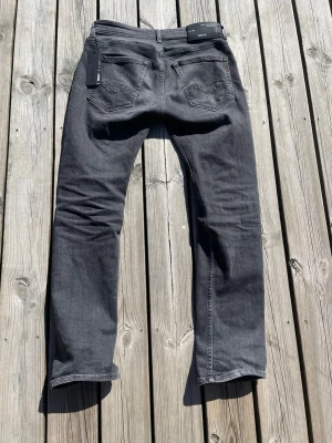 Replay jeans  - Tjena! säljer ett par svarta replay jeans i nyskick som endast blivit använda en gång. Modellen är relaxed fit för dig som gillar en lite mer straight/loose passform. Storleken är W29 och L32. Skriv vid funderingar och priset är ej hugget i sten🥂