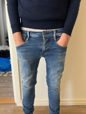 Blå replay jeans - Säljer blå replay anbass jeans. Mycket bra skick. Storleken är W30 L34. Kontakta ifall ni har några funderingar.