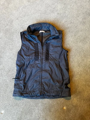 Stone Island väst - Nypris 5200kr. Marinblå Stone Island väst.                    Kan gå ner i pris vid snabbaffär