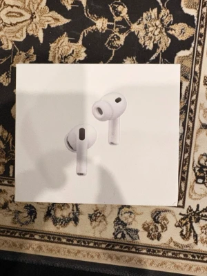 Apple AirPods Pro gen 3  - Säljer ett par AirPods Pro gen 3 min mamma köpte de till mig men jag vill inte ha de för jag har redan AirPods Pro gen 2 