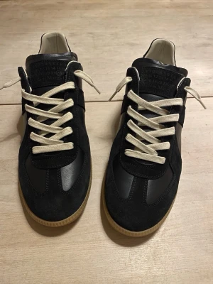 Svarta Maison Margiela gats - Helt nya svarta Maison margiela gats i storlek 43, köpta från nk, kvitto tillkommer samt dustbagsen,  boxen medföljer tyvärr inte, innersulan är 28cm, hojta till vid funderingar!