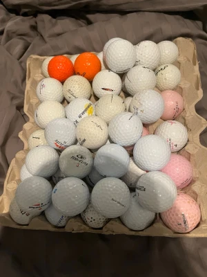 50+ golfbollar C bollar. 100 st dubbelt pris. - Säljer ett blandat parti golfbollar som är C klass. De här rekommenderar vi till dig som precis börjat spela och inte bryr dig om vad för boll du spelar med. Färgerna är mestadels vita men även några rosa och orange. Perfekt för dig som vill fylla på golfbagen med många bollar i olika färger och märken.