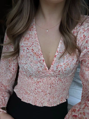 Rosa blus  - Rosa blus från h&m i storlek xs. Endast använd en gång och är i mycket bra skick. 
