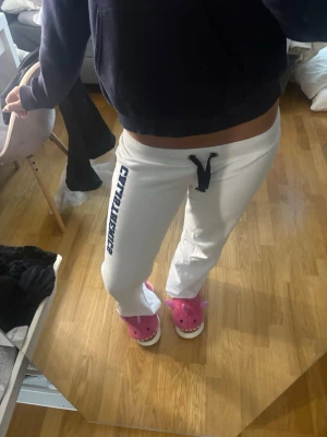 Vita mjukisbyxor - Vita mjukisbyxor från Gina i storlek M med blå dragsko i midjan och tryckt logga längs ena benet. Bara använda någon gång, som nya!❤️