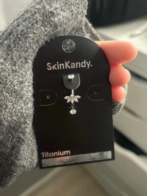 Navel piercing  - Helt ny navel piercing från skin kandy köpte själv för $45. Jätte fin inte använd, Titanium.