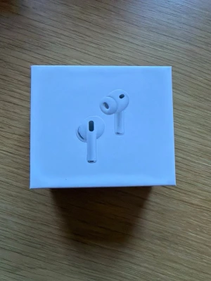 Apple AirPods Pro trådlösa hörlurar - Säljer ett par vita Apple AirPods Pro med laddningsetui och extra silikonpluggar. Hörlurarna har en stilren och kompakt design i plast och levereras i originalförpackning. Perfekta för dig som vill ha brusreducering och grymt ljud i vardagen.