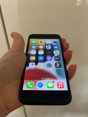 📱 iPhone 7 i toppskick – som ny! ✨ - Säljer min välskötta iPhone 7 som fungerar perfekt. 🔋 Batterihälsa: 100% – håller laddningen som en ny telefon! 📸 Bra kamera för både bilder och video ⚡ Snabb och smidig i användning 💎 Fint skick – inga större repor eller skador  Perfekt som extratelefon, till barn eller som en pålitlig vardagsmobil!