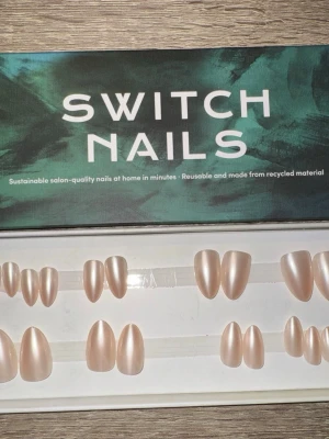 Switch Nails Glazed Donut Almond Short - Press-on naglar från Switch Nails i modellen Glazed Donut. Naglarna har en kort mandelform och en skimrande, ljusrosa färg med glansig finish. Tillverkade av återvunnet material och kan återanvändas. Perfekt för dig som vill ha snygga naglar snabbt. Säljes utan tillbehör och klisterrester i 3:orna. 