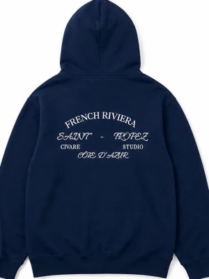 Mörkblå hoodie från Civare Studio - Snygg mörkblå hoodie från Civare Studio med vit brodyr på bröstet och stor text på ryggen. Hoodien har huva med dragsko och en klassisk känguruficka framtill. Perfekt för en chill och stilren look. Materialet är mjukt och bekvämt, troligen bomullsblandning.