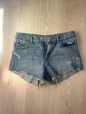 Blå jeansshorts - Säljer ett par lågmidjade jeansshorts som tyvärr inte passar mig längre men är superfina! Väldigt sparsamt använda 🥰 