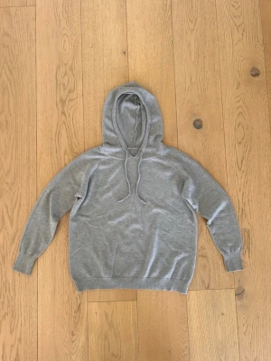 Grå merinoull hoodie - En stilren grå merinoull hoodie. Använd endast ett fåtal gånger med super skick. Storleken är 164 cm. Kontakta vid minsta fundering! 😁