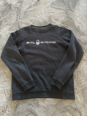 Sail racing tröja - Säljer en sailracing tröja som inte används mer använt den några gånger men är för liten nu, passar folk som har storlek S.