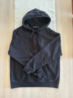 Dam svart hoodie  - Storlek XS men upplevs oversized ifrån FBsister. Skickas inom 48h kika in min profil för mer fina kläder.