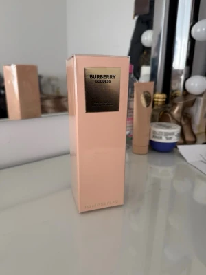 Burberry Goddess Eau de Parfum 150ml - Burberry Goddess Eau de Parfum Refill. Perfekt för dig som vill sticka ut med en exklusiv parfym. Innehåller 150 ml. Helt oöppnad! 