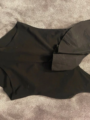 Svart body med volang - Snygg svart body med volang. Från Anna Feild. Perfekt för fest. 
