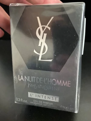 YSL La Nuit De L'Homme L'Intense EdP - YSL La Nuit De L'Homme L'Intense Eau de Parfum är en exklusiv herrparfym i 100 ml förpackning. Flaskan har en elegant svart och silver design med YSL-loggan och modern hexagonformad detalj. Doften är intensiv och maskulin, perfekt för dig som vill sticka ut.