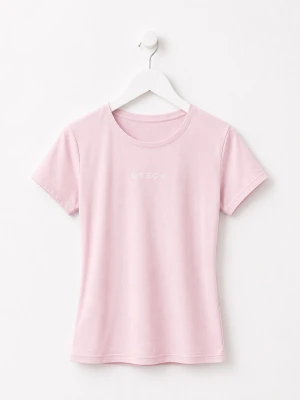 Ljusrosa t-shirt från GTECH - Snygg ljusrosa t-shirt från GTECH med enkel design och diskret logga framtill. T-shirten har rund halsringning och korta ärmar, perfekt för en avslappnad stil. Tillverkad i mjuk bomull som känns skön mot huden.