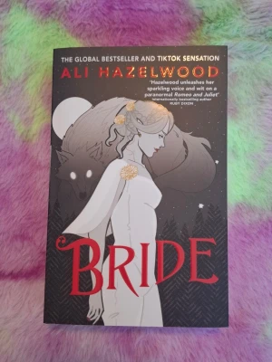 Bride - Ali Hazelwood - 🖤Säljer Bride av Ali Hazelwood.  🖤Helt oläst, endast stått i bokhyllan.                                                                                        📦 Skickas snabbt 💬 Hör av dig om du har frågor!
