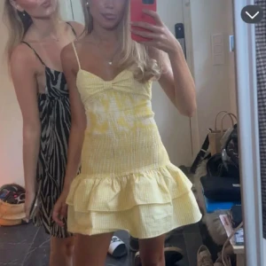 Klänning - Säljer denna populära zara klänningen, den är i storlek L men passar xs/s också då den är töjbar, skriv vid fler bilder eller frågor💕