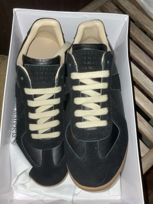 Maison margiela GAT (Intressekoll) - Tja! Säljer dessa feta maison margielas. Jag har bättre bilder som kan skickas vid behov. Dessa skor är använda i ungefär 7-8 månader, bara i stan och skolan. Dom sitter som en shmäck. Priset är inte hugget i sten och jag är öppen för alla erbjudanden!