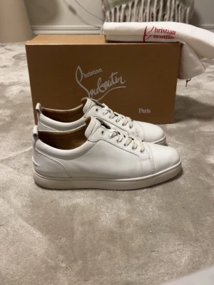 Christian Louboutin Skor - Säljer ett Par christian louboutin skor Skick: 8,8/10🧮  Inkluderat: Allting Og Ingår!♦️  Pris: 3199krkr ej hugget i sten🎗️  Storlek: 40,5-41,5♣️  Snabbaffär = priset sänks-SERIÖSA BUD🔓