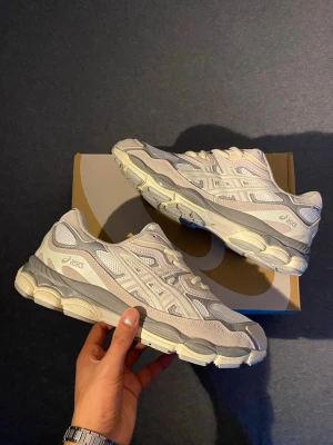 ASICS Gel NYC - Helt Nya Asics gel nyc cream/grey. Storlek 43 helt oanvända med taggar och skobox. Skriv ifall intresserad 😁