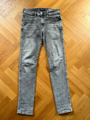 Grå Replay Anbass jeans - Säljer ett par grå Anbass jeans från Replay med klassisk femficksmodell. Jeansen har en tvättad look och raka ben. Storleken är W28 L32. Knappt använda, så superbra skick! 