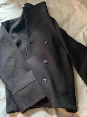Svart kappa - Säljer min svarta kappa från gina tricot🥰