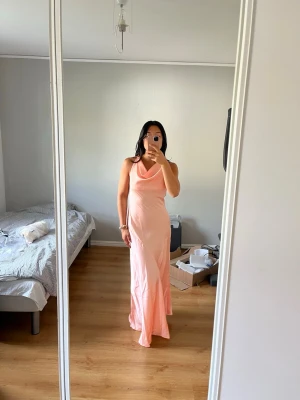 Persikofärgad satinklänning med draperad hals - Waterfall ankle dress. Helt ny, endast testad!! Nypris 969kr