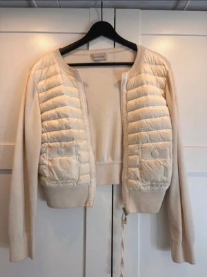 Moncler caradigan  - Jättefin cardigan från moncler, i vit💞 Fint skick, har inte använt den super mycket. Jackan är äkta, skannar man qr koden kommer man in på moncler hemsida 💞 priset är diskuterbart! perfekt inför sommaren❤️