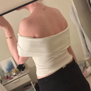 Vit off shoulder topp  - Supersöt off shoulder topp ifrån Gina Tricot i storlek S. Använd få gånger, superfint skick 