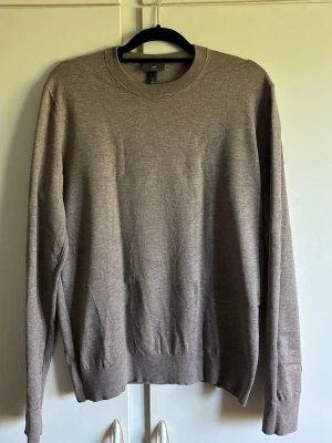 Beige stickad tröja från H&M - Tja säker nu denna stilrena beige stickade tröjan från H&M. Endast använd 3ggr. Tröjan har en klassisk passform och ribbade muddar vid ärmslut och nederkant. Perfekt för lager-på-lager och enkel att matcha med olika outfits. 