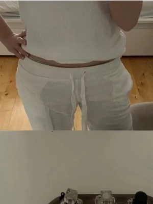 Linnebyxor - Säljer dessa linnebyxor från Alobha! Super fina men tyvärr lite små för mig. De har ett hål där bak som jag visar på de två sista bilderna. Hålet går inte igenom hela tyget utan bara ytterst. Och jag tror att det går att sy igen lite snyggt. Men där av priset. Nypris: 800. Skriv för frågor eller fler bilder!❤️